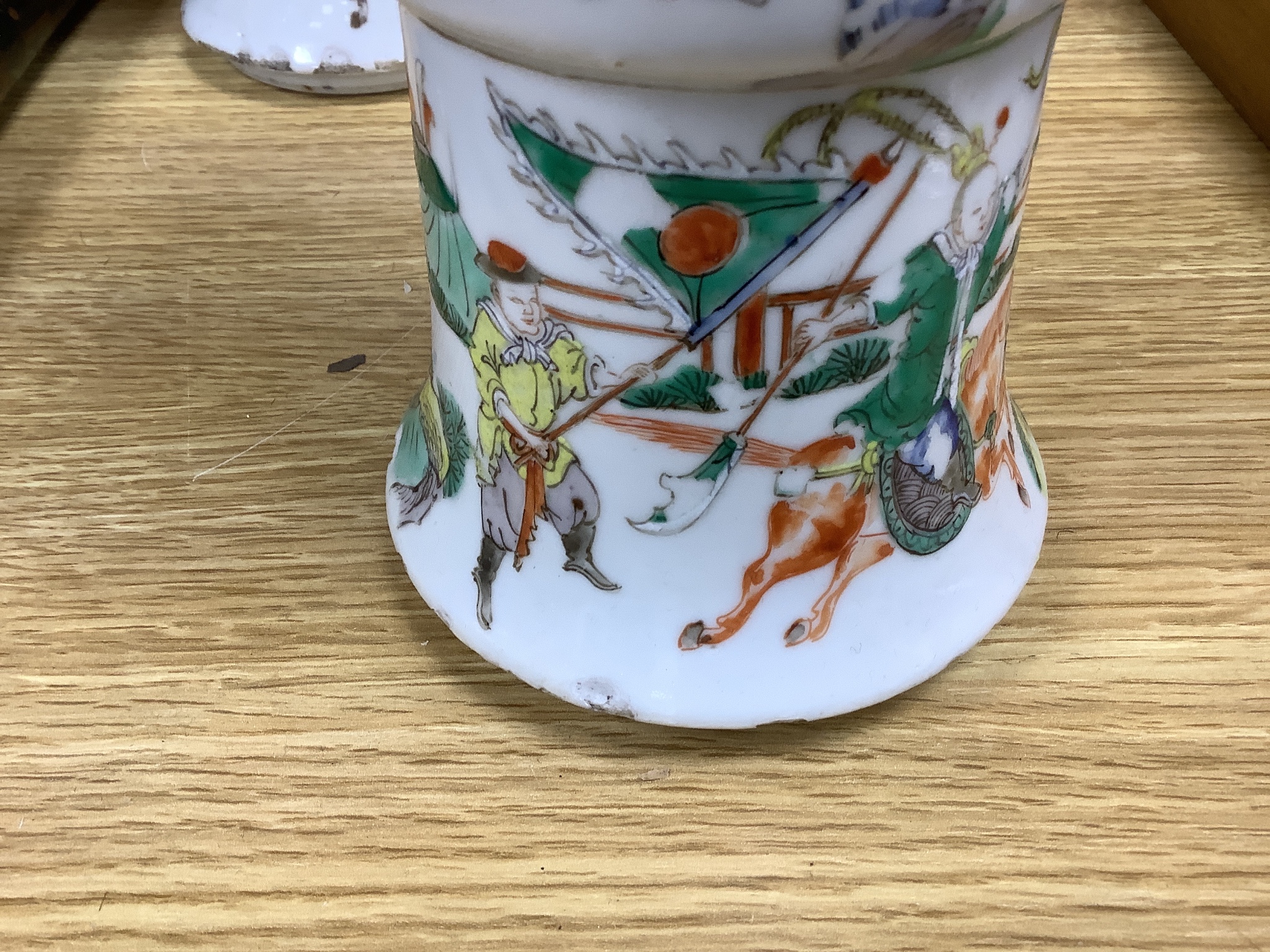 A pair of late 19th/early 20th century century Chinese famille verte beaker vases, height 25.5cm